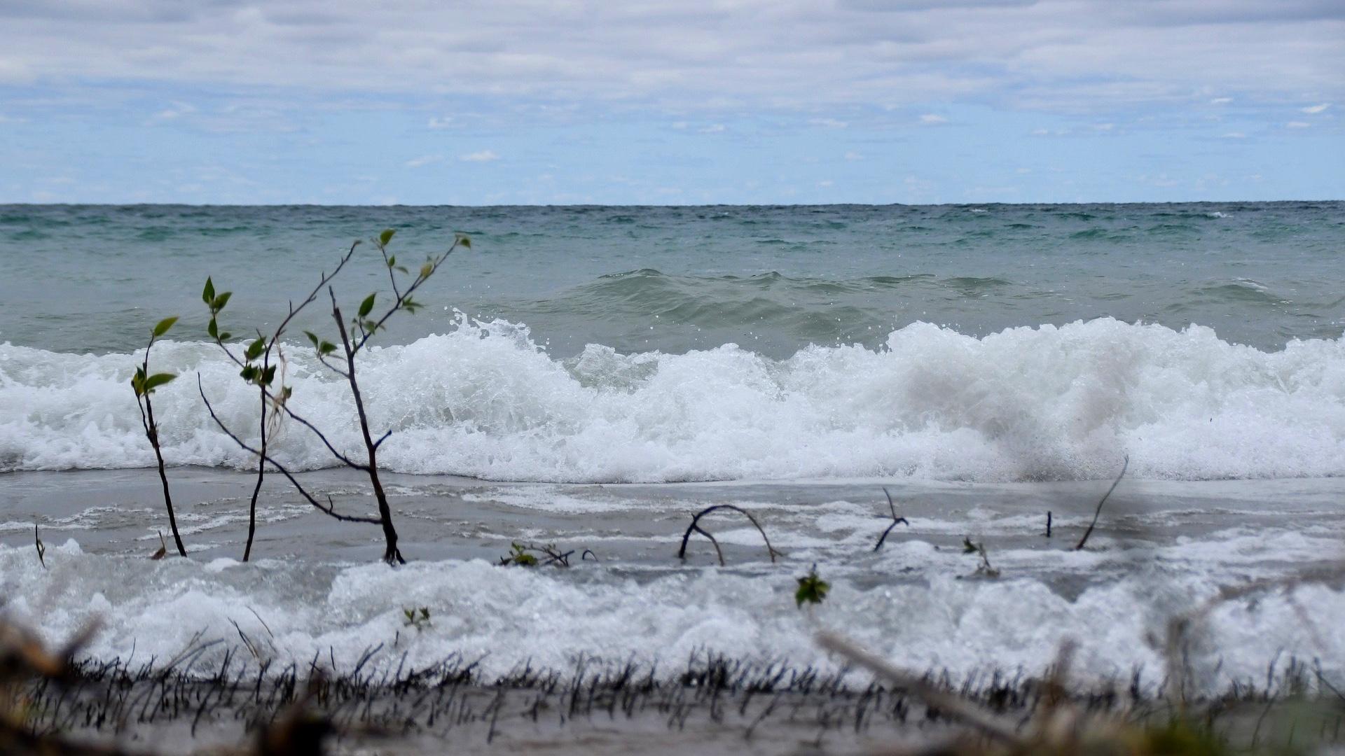 Strong winds are creating high waves along the Lake Michigan shoreline. (Nikkiwjourney / Pixabay)
